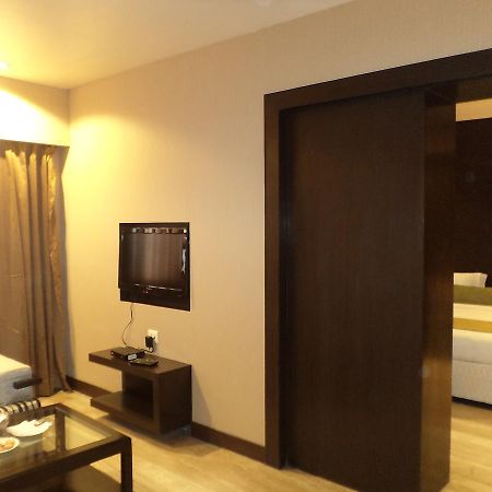 Hotel Golf View Noida Eksteriør billede