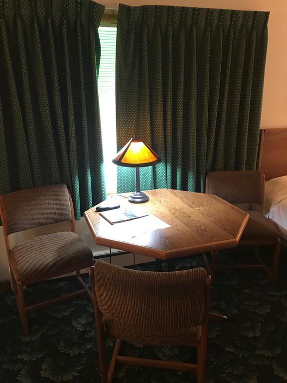 Mcgovern'S Motel And Suites Sun Prairie Eksteriør billede