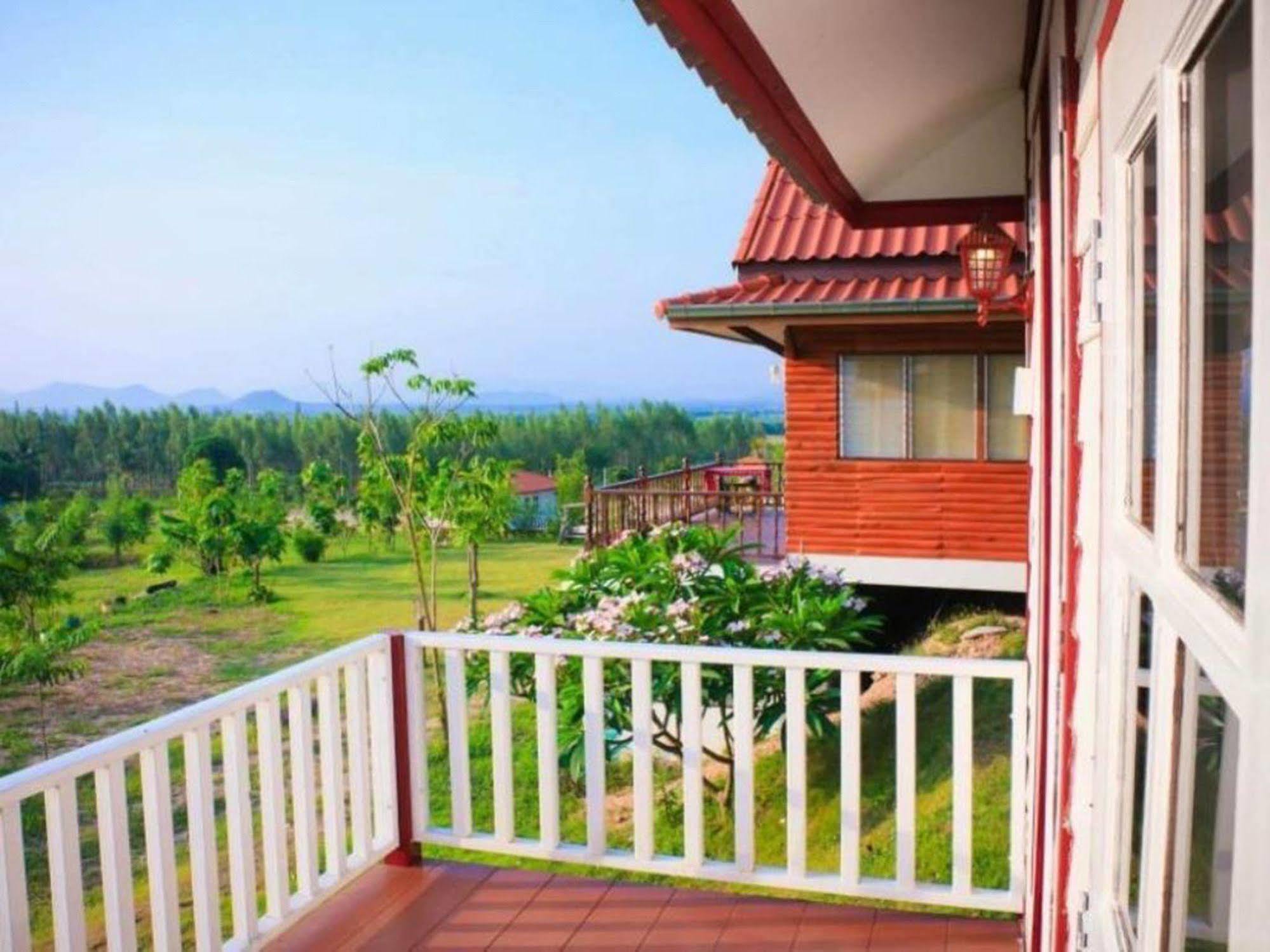 Baanrai Areeya Hotel Suan Phueng Eksteriør billede