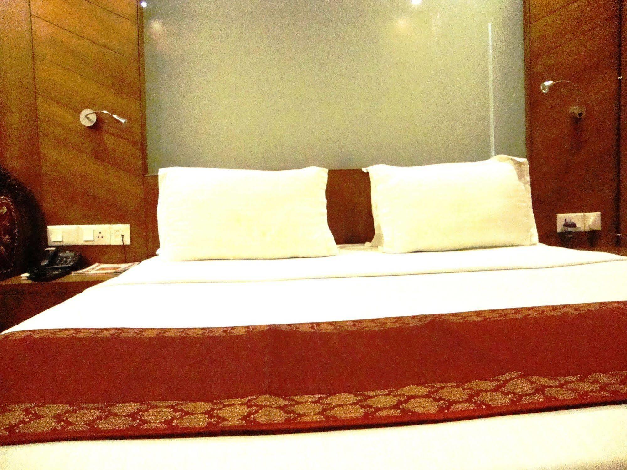 Hotel Emarald, New Delhi Eksteriør billede