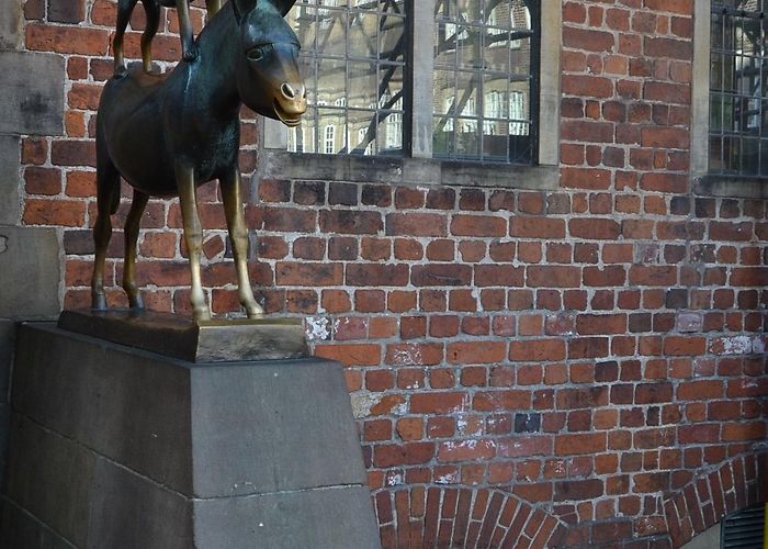 Gerhard Marcks House Free Images : dog, wall, monument, statue, cat, marketplace, brick ... photo