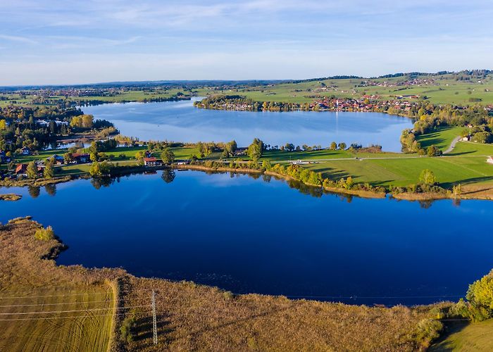Froschhauser See Murnau ist umgeben von facettenreichen Gewässern. Blau glitzernde ... photo