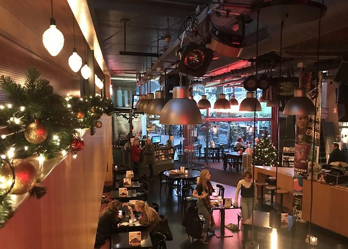 De Lieve Vrouw Beste film- & theaterjaar ooit voor 'dertigjarige' De Lieve Vrouw ... photo