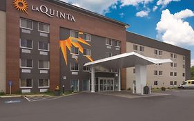 La Quinta By Wyndham Cleveland - Airport North Hotel Exterior photo