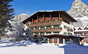 Hotel La Plaza Corvara In Badia Exterior photo