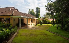 The House Of Black And White Vandrehjem Arusha Exterior photo