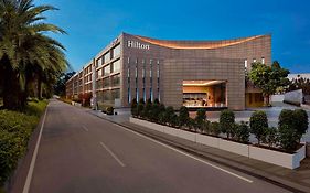 Hilton Bangalore Embassy Golflinks Hotel Exterior photo