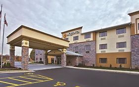 La Quinta Inn & Suites By Wyndham Fairborn Wright-Patterson Exterior photo