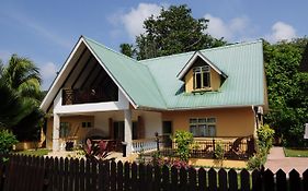 Gold Leaf Self Catering Guest House La Digue Exterior photo