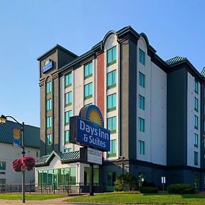 Days By Wyndham Niagara Falls Centre St. By The Falls Hotel Exterior photo