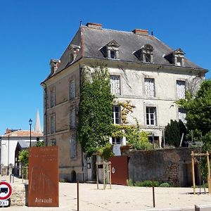 Le Voltaire Bed and Breakfast Airvault Exterior photo