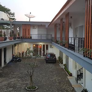 Crystal Inn Pasuruan Exterior photo