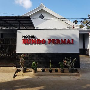 Hotel Bundo Permai 1 Pacitan Exterior photo