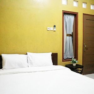 Penginapan Arsyana Hotel Pacitan Exterior photo