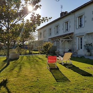 Domaine De Pelouaille - Chambre D'Hotes Bed and Breakfast Saint-Jean-dʼAngély Exterior photo