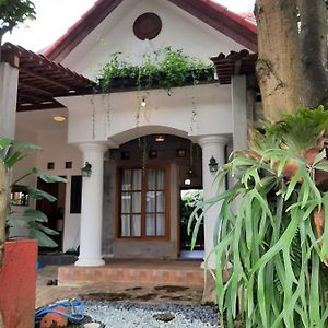 Omah Lumut Malang, Best Family Villa 3 Bedrooms Free Pool Kolam Renang Exterior photo