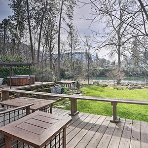 Serene Riverfront Escape With Hot Tub And Views! Villa Grants Pass Exterior photo