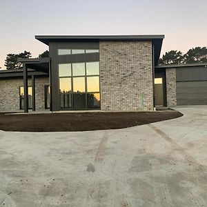 Executive-Style Home Away From Home. Hawera Exterior photo