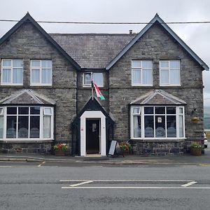 Y Griffin Hotel Penrhyndeudreath Exterior photo