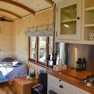 Handcrafted Shepherds Hut Lejlighed Toppesfield Exterior photo