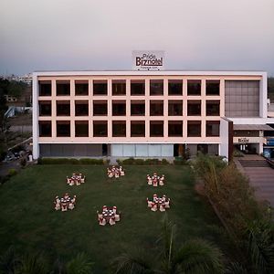 Pride Biznotel Manjusar Vadodara Near Sokhda Lake Exterior photo