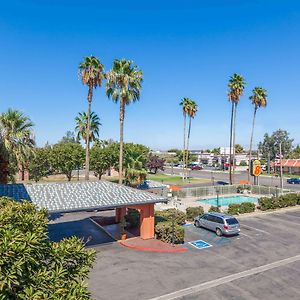 Super 8 By Wyndham Bakersfield/Central Exterior photo