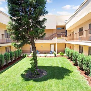 Days Inn & Suites By Wyndham Artesia Exterior photo