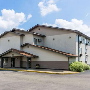 Super 8 by Wyndham Zanesville Exterior photo