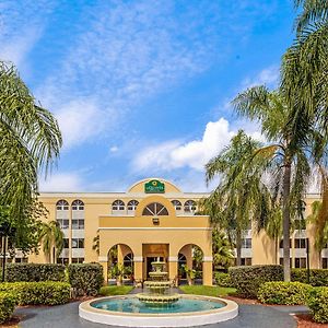 La Quinta By Wyndham Miami Lakes Hotel Exterior photo