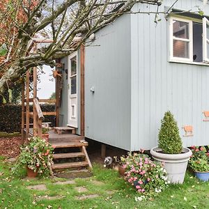 Farmhouse Garden Shepherds Hut Thursley Exterior photo