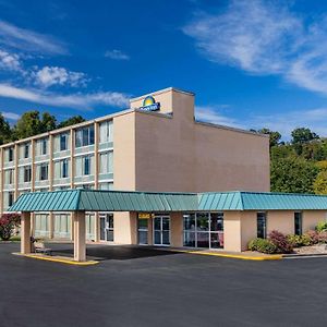 Days Inn By Wyndham Cambridge Exterior photo