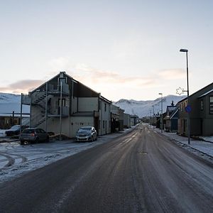 Scenic Penthouse - Ocean View & Skylight Windows Lejlighed Siglufjordur Exterior photo