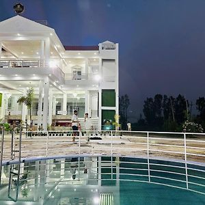 Rd Palace And Resort Lucknow Exterior photo