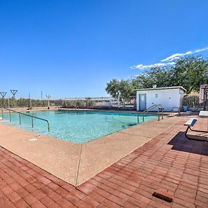 Eloy Desert Oasis With Courtyard And Pool Access! Lejlighed Exterior photo