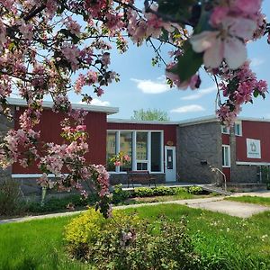 Auberge Melilot Hotel Dolbeau-Mistassini Exterior photo