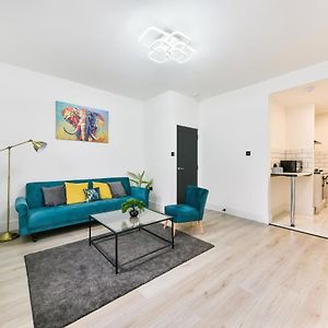 Modern London Apartment With Wi-Fi- Flat D Norwood Exterior photo
