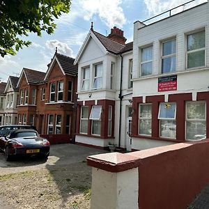 Malvern Lodge Guest House- Close To Beach, Train Station & Southend Airport Exterior photo