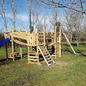 Gite A La Ferme 15 Personnes Avec Jacuzzi Villa Charnizay Exterior photo