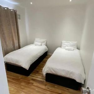 Twin/King Private Bedrooms In Beautiful Homestay With Private Parking London Exterior photo