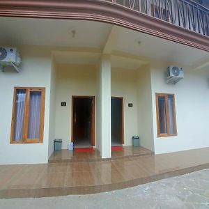 Kresna Guesthouse Pacitan Exterior photo