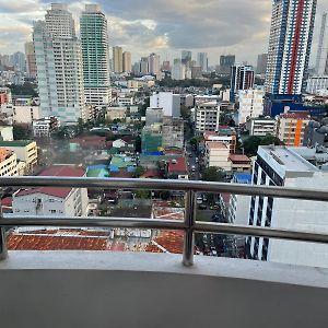 Robinson Manila Birchtower Hotel Exterior photo