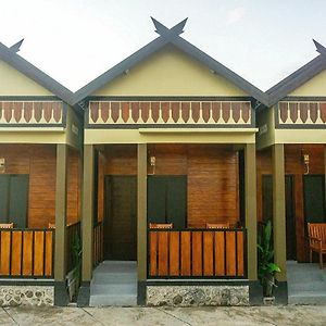 Grand Khalifah Guesthouse Sumbawa Exterior photo