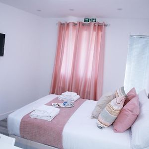 Harrow Luxury Flat With Free Parking. Lejlighed London Room photo