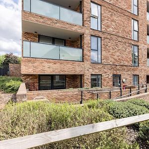 Stylish & Comfortable Top-Floor Flat In Harrow Lejlighed London Exterior photo