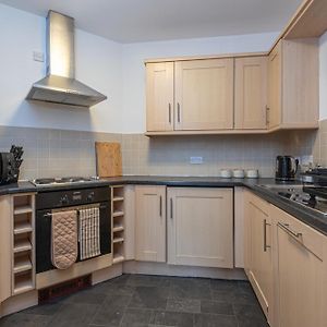 3-Bed Serviced Apt Near M62, Leeds - Ideal For Up To 6 Guests - Long Stay Options - Free Parking And Wifi Morley  Exterior photo