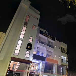 Townhouse Oak Armeria Hotel Lucknow Exterior photo