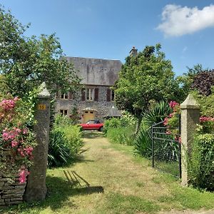 Le Petit Manoir Bed and Breakfast Isigny-le-Buat Exterior photo