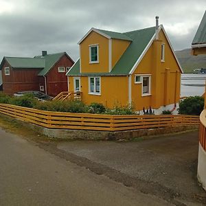 Det lille gule hus Villa Trongisvágur Exterior photo