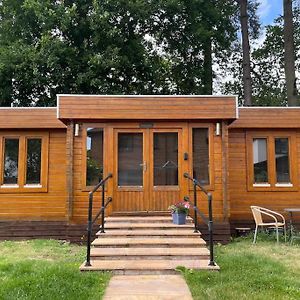 Log Cabin Living For 3-4 People In Frimley Lejlighed Exterior photo