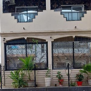 Belle Maison Familiale Spacieuse A Dakar Senegal Bed and Breakfast Exterior photo